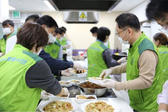 강이구(오른쪽 두번째) 코오롱베니트 대표가 임직원들과 함께 지난달 26일 과천종합사회복지관에서 반찬 봉사를 하고 있다.  코오롱베니트 제공